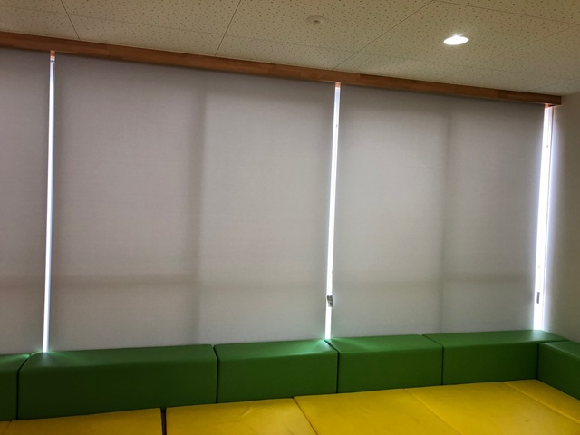 19-09-03ﾛｰﾙｽｸﾘｰﾝ応接室棚外 (1-4).jpg